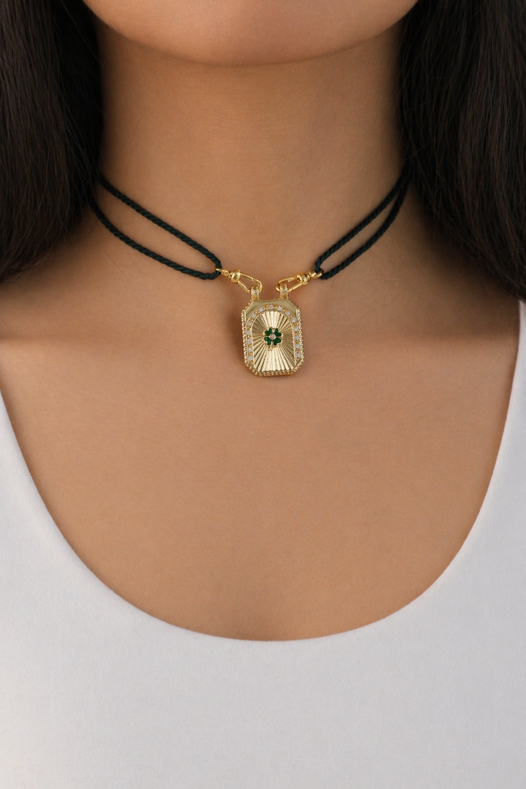 Double Choker Dark Green — model